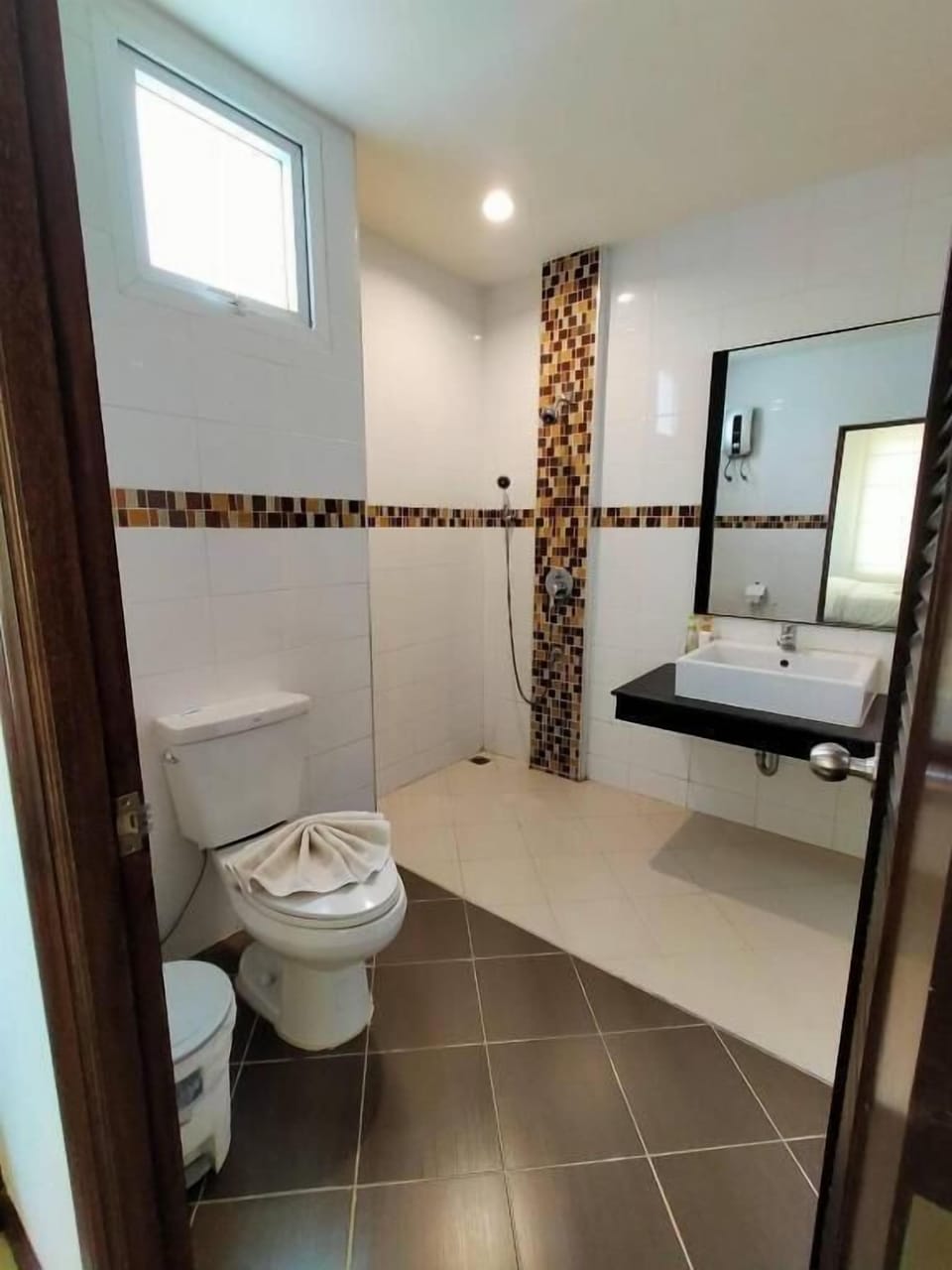 Shower, free toiletries, towels