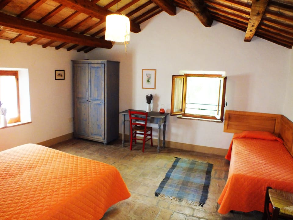 Exclusive Apartment, 3 Bedrooms | Desk, free WiFi, bed sheets