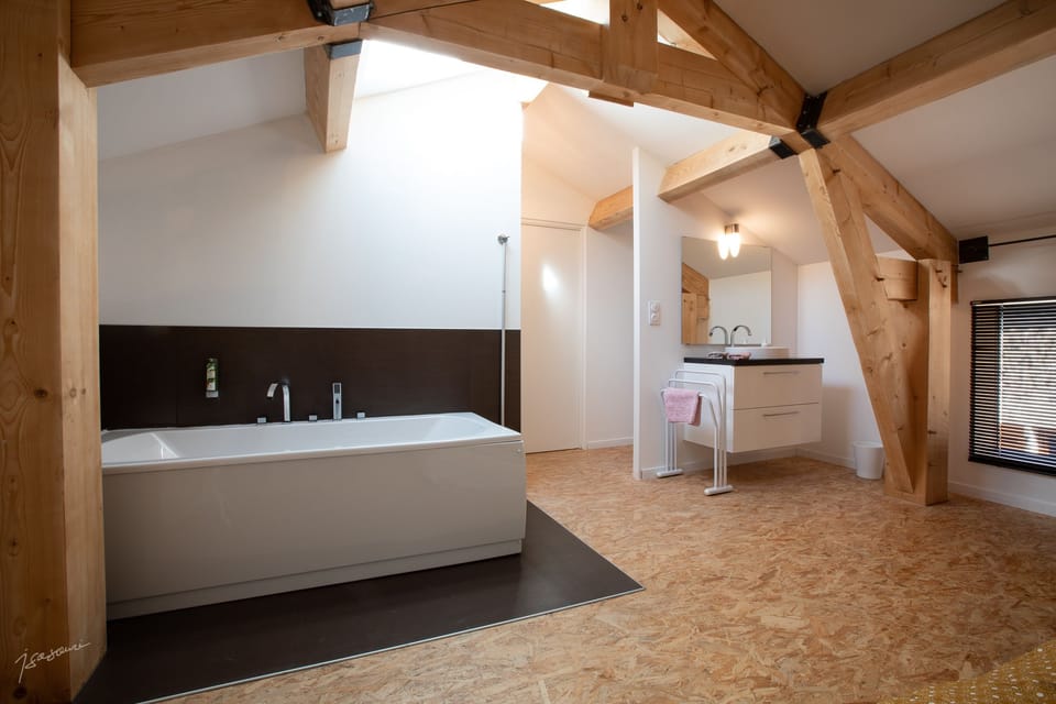 Suite (Colombard) | Bathroom | Free toiletries, hair dryer, towels