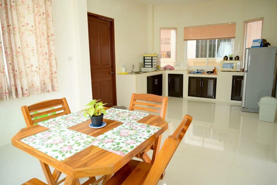 Three Bedrooms House | In-room dining