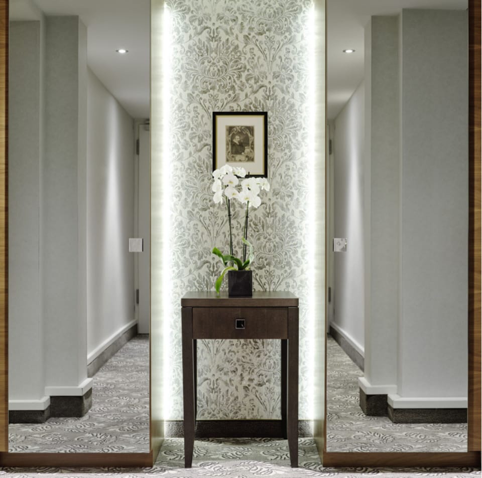 Suite (Paganini) | Living area | 43-inch flat-screen TV with satellite channels, TV, pay movies