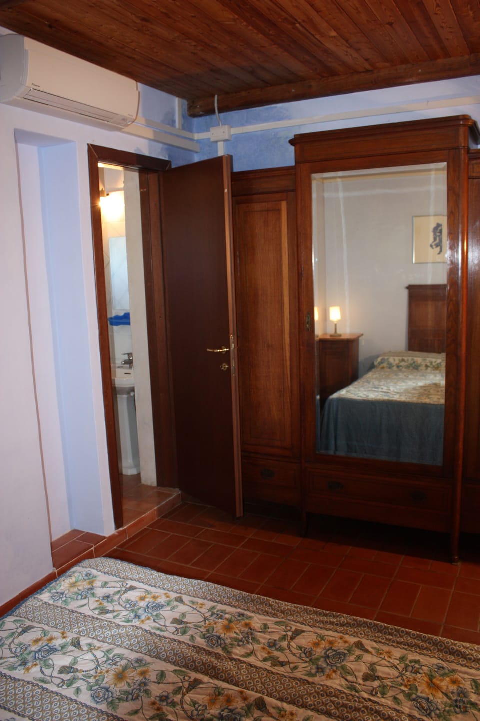 Triple Room | Desk, free cribs/infant beds, rollaway beds, bed sheets