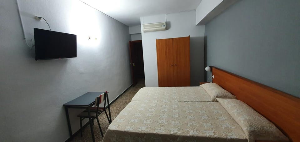 Desk, soundproofing, rollaway beds, free WiFi