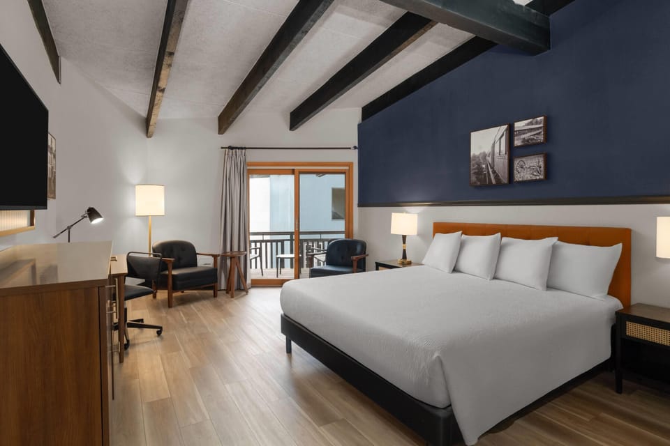 Deluxe Room, 1 King Bed, Non Smoking, Jetted Tub | Premium bedding, desk, blackout drapes, free WiFi