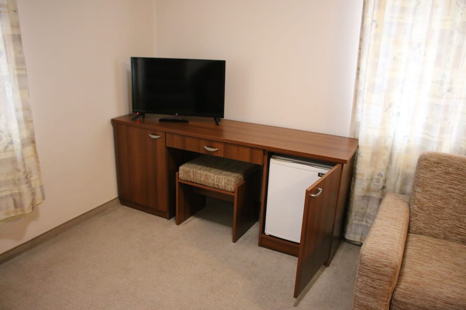 Standard Apartment | Minibar, in-room safe, desk, blackout drapes