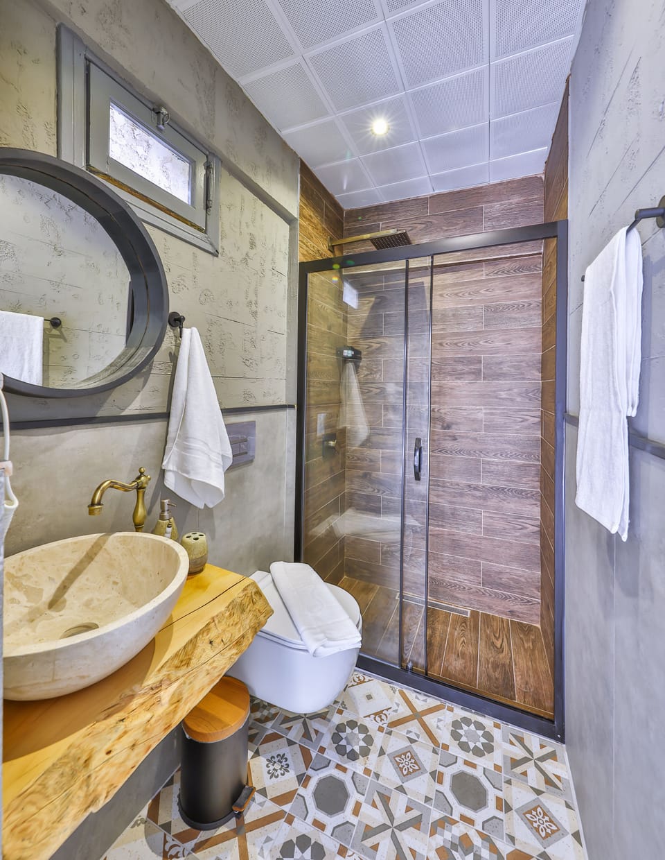 Triple Room | Bathroom | Shower, free toiletries, hair dryer, slippers