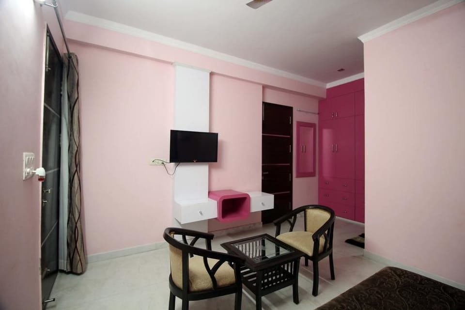 Deluxe Double Room | Living area | TV