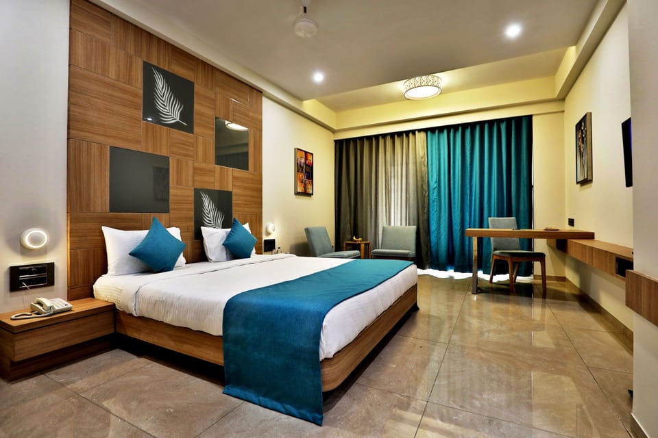 Deluxe Room | In-room safe, desk, laptop workspace, blackout drapes