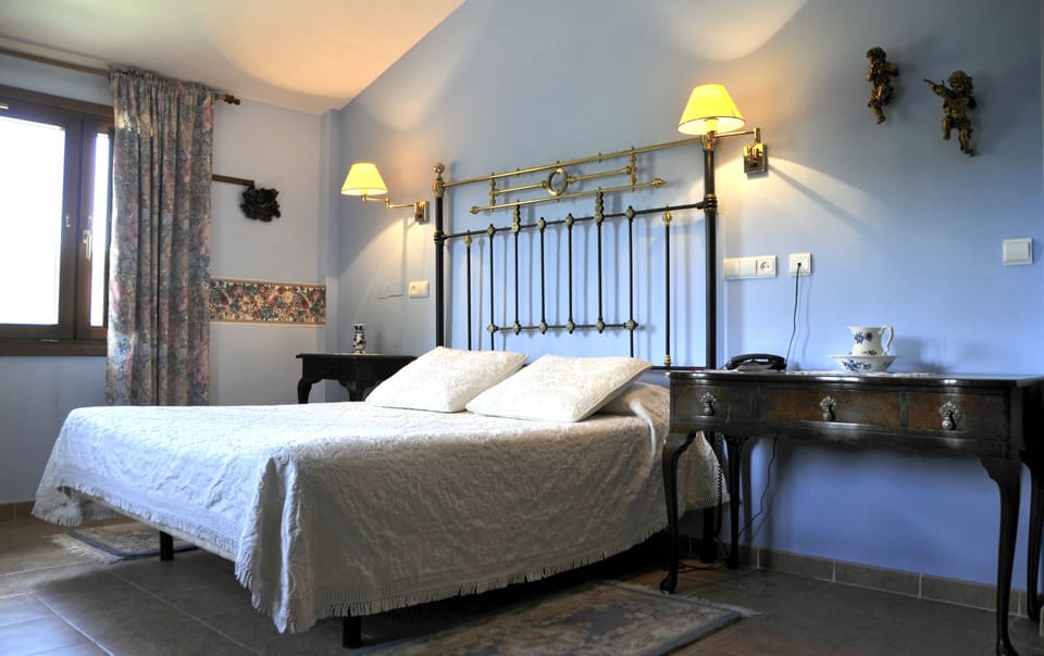 Double Room, Valley View | Desk, blackout drapes, free WiFi, bed sheets