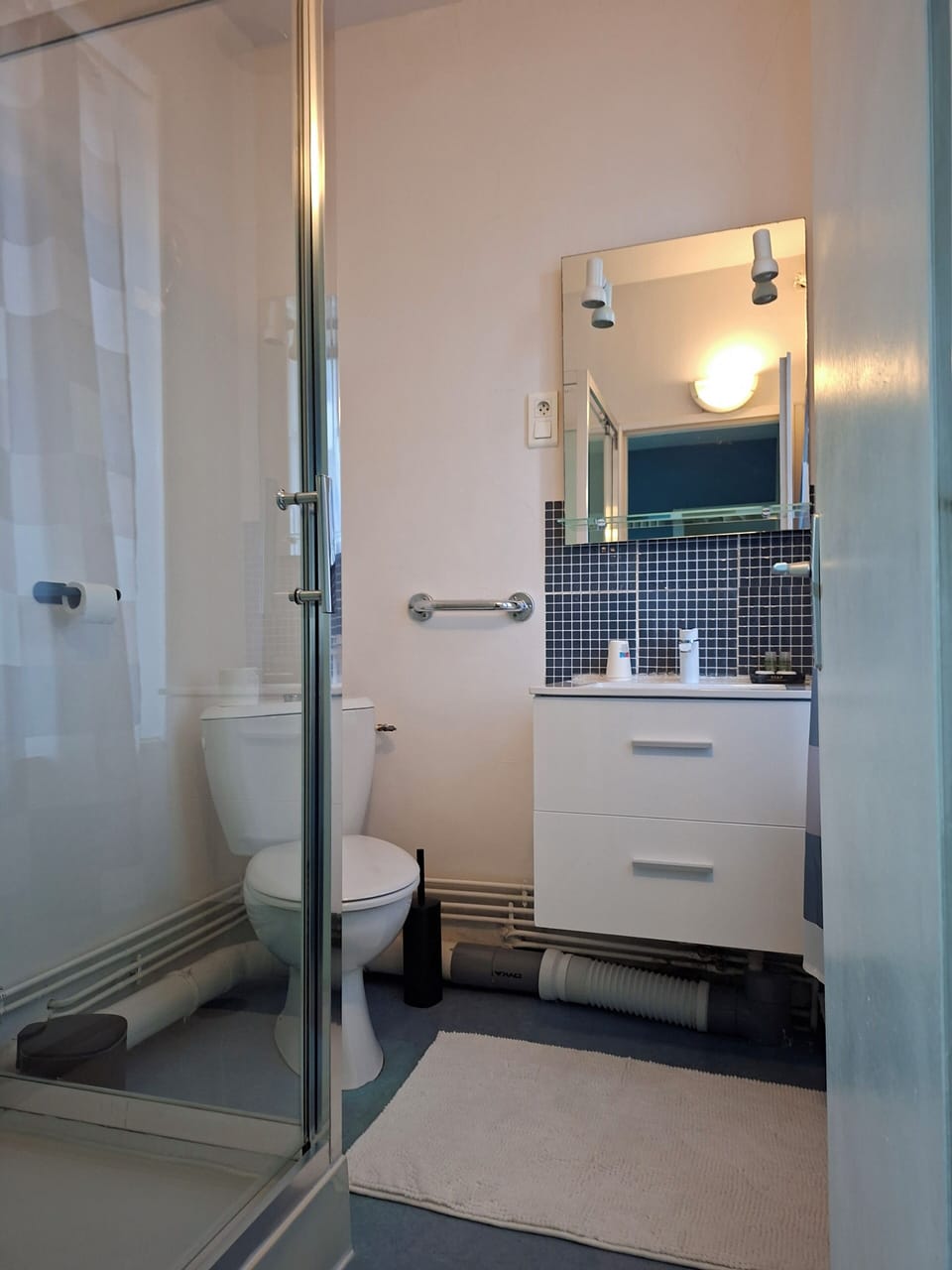 Soundproofing, iron/ironing board, free cribs/infant beds, free WiFi