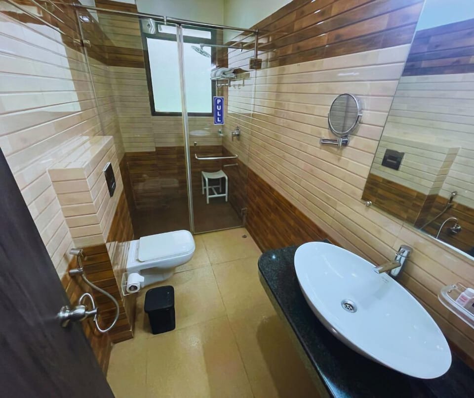 Supreme Room  | Bathroom | Shower, towels