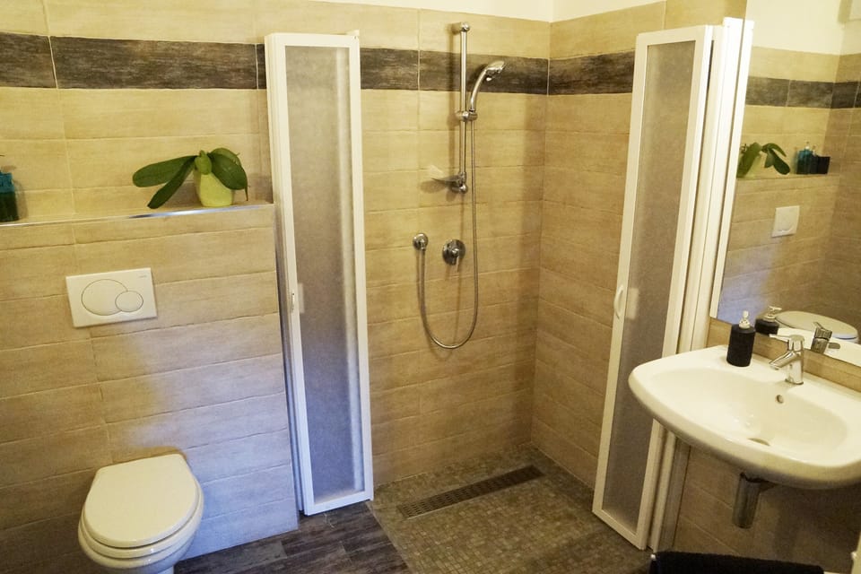 Twin Room | Bathroom | Shower, rainfall showerhead, free toiletries, hair dryer