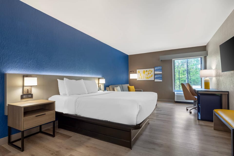 Room, 1 Queen Bed, Non Smoking | Desk, laptop workspace, blackout drapes, iron/ironing board