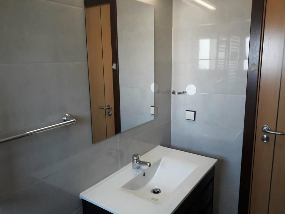 Shower, free toiletries, hair dryer, bidet