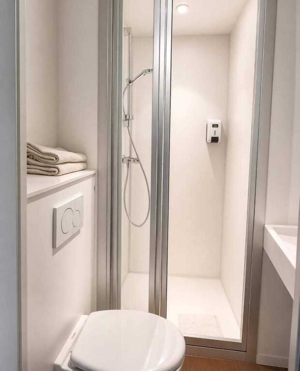 Room, 1 Double Bed, Private Bathroom (Cabrio) | Bathroom | Shower, eco-friendly toiletries, soap, shampoo