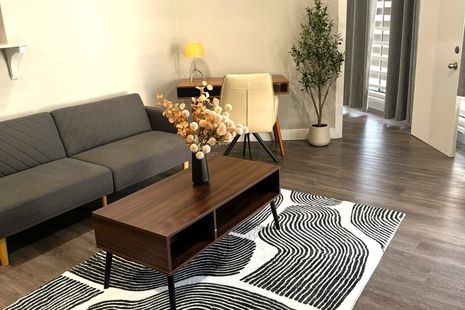 Deluxe Suite, 1 King Bed, Non Smoking | Living area | 30-inch TV with cable channels, pay movies