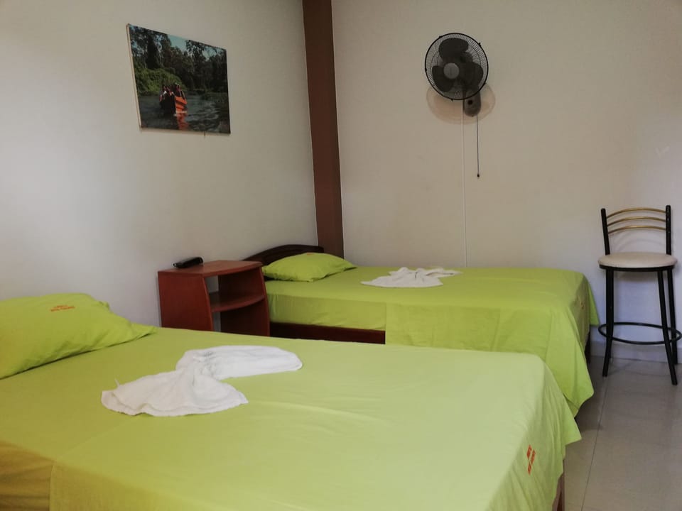 Habitación Doble (02 camas de plaza y media) | Free WiFi, bed sheets