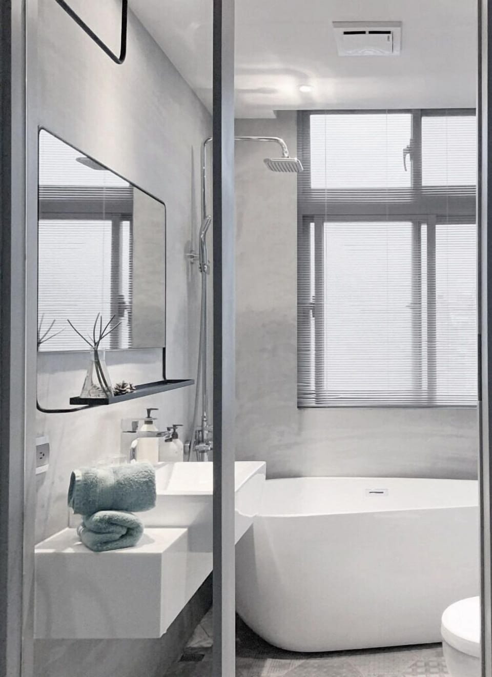 Gallery Penthouse | Deep soaking bathtub