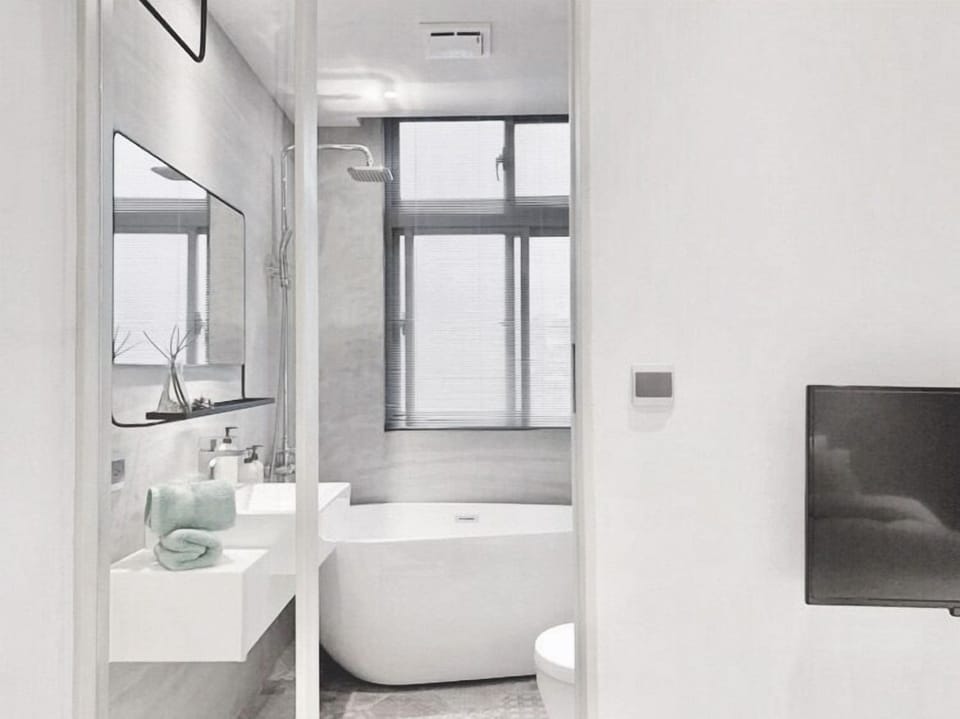 Gallery Penthouse | Bathroom | Shower, rainfall showerhead, free toiletries, hair dryer