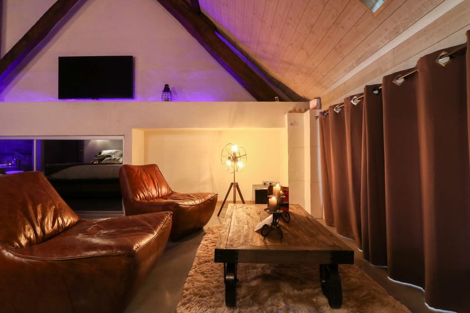 Romantic Suite, Hot Tub (La Vintage) | Living area | Flat-screen TV