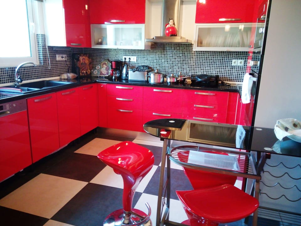 Deluxe Duplex, 3 Bedrooms | Private kitchen | Fridge, microwave, oven, stovetop