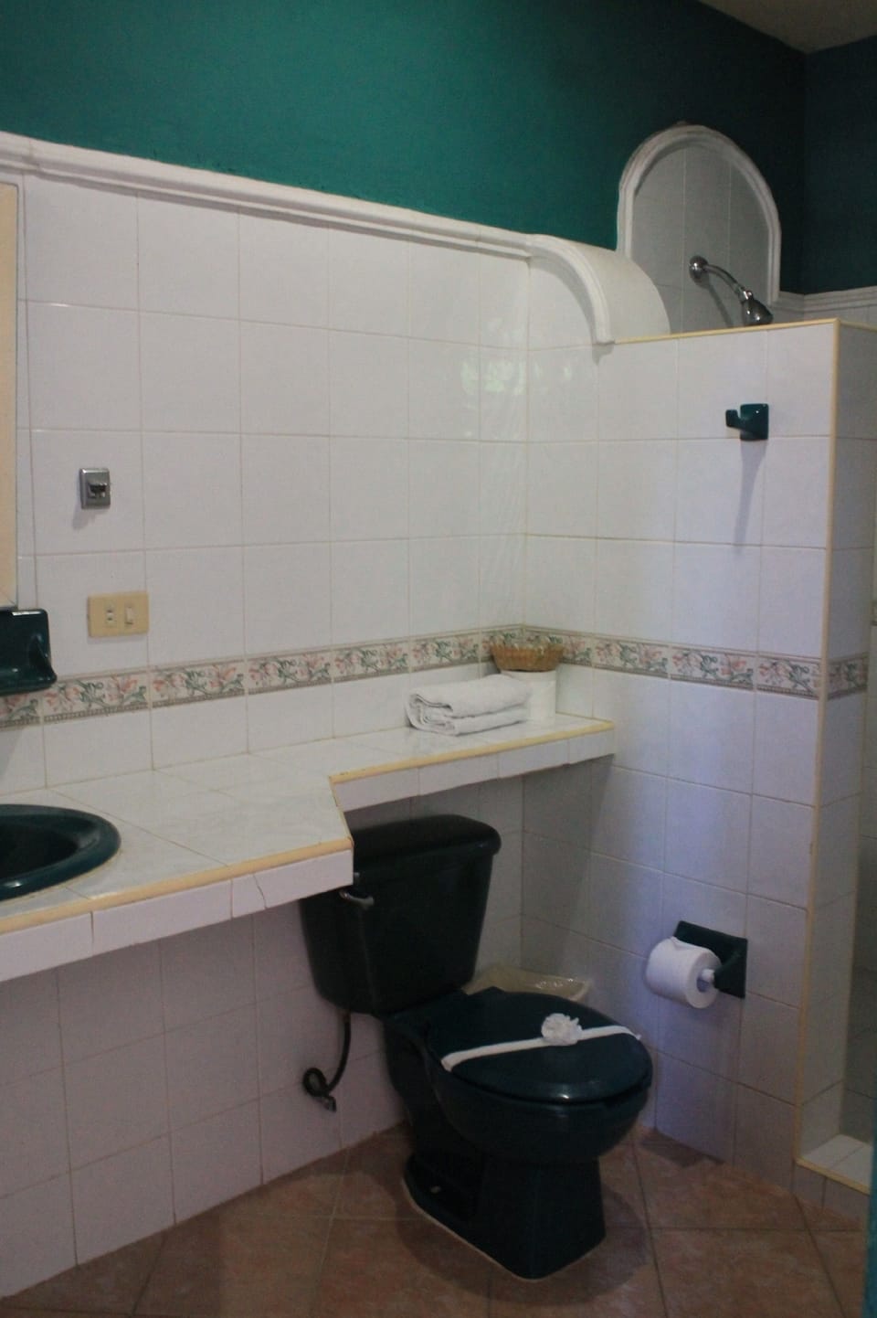 Cabana Ground Floor | Bathroom | Shower, free toiletries, hair dryer, towels