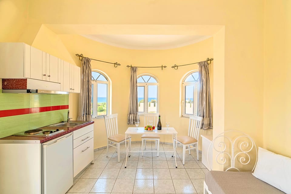 Suite, Sea view | Private kitchen | Fridge, coffee/tea maker, electric kettle
