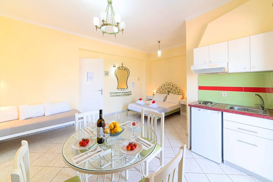Panoramic Quadruple Room, Non Smoking | In-room dining