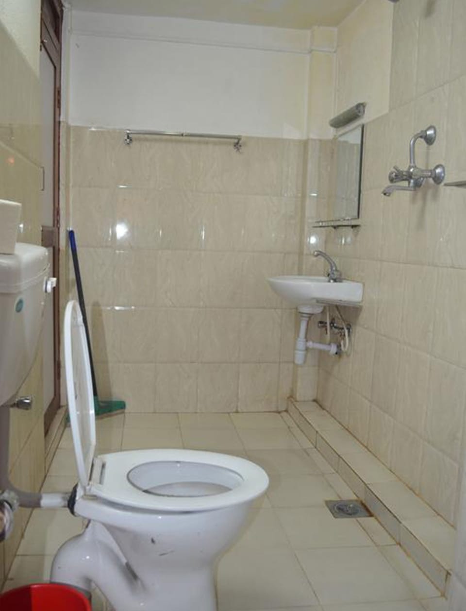 Twin Room | Bathroom | Shower, free toiletries
