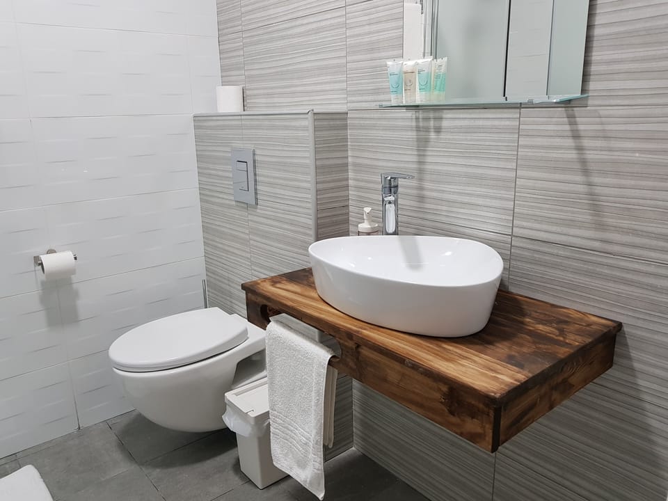 Shower, free toiletries, towels
