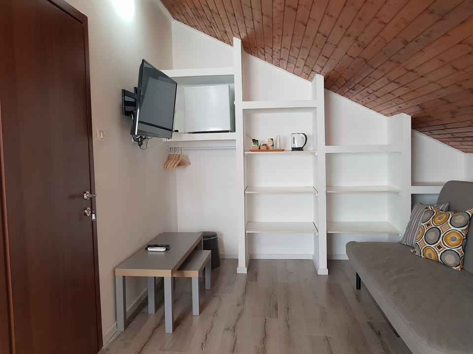 Family Quadruple Room | Bathroom | Shower, free toiletries, towels