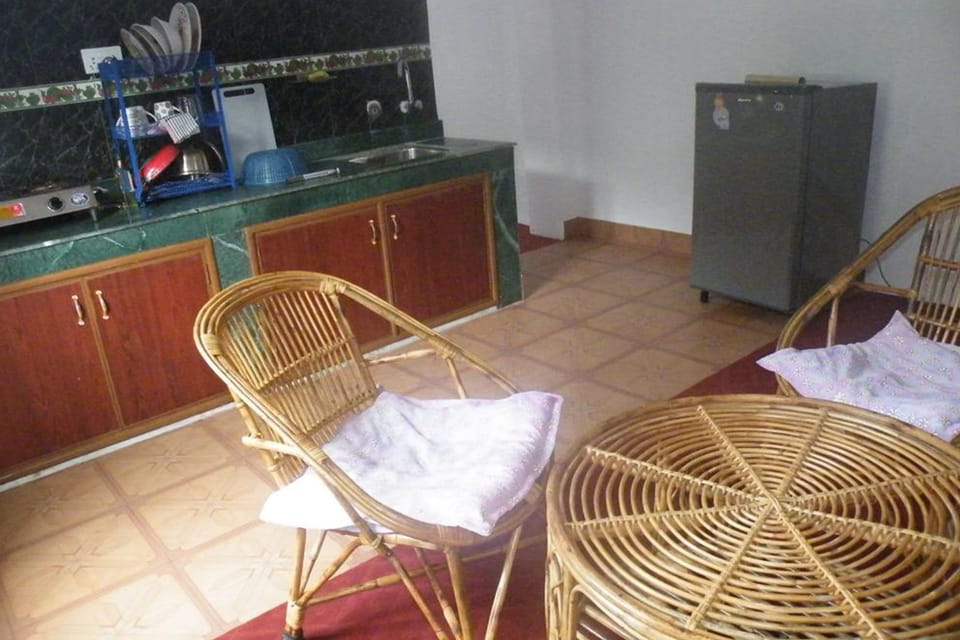 Fridge, stovetop, coffee/tea maker, electric kettle