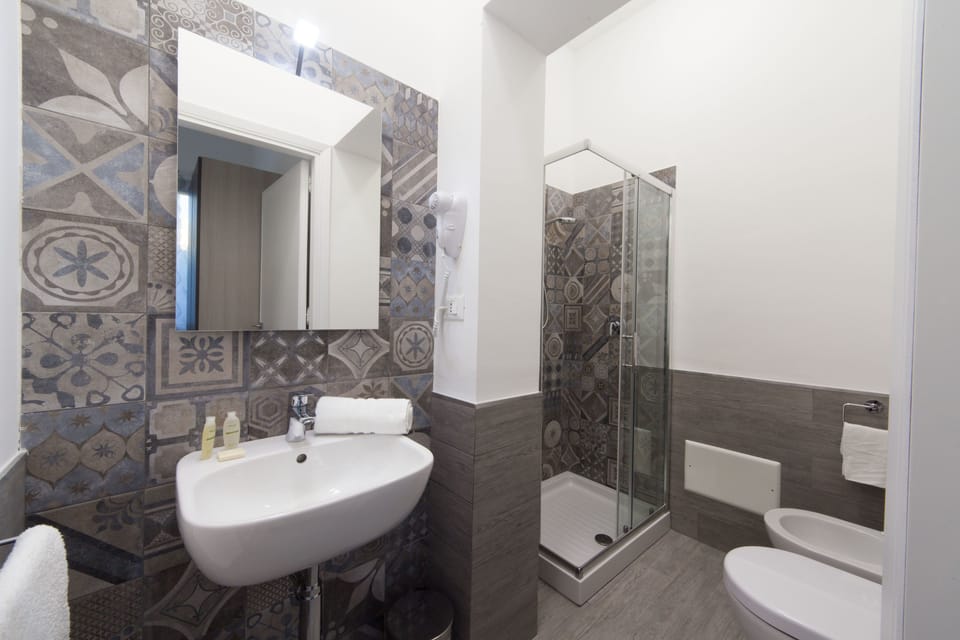 Shower, rainfall showerhead, free toiletries, hair dryer