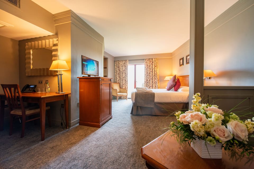 Junior Suite | In-room safe, desk, blackout drapes, soundproofing