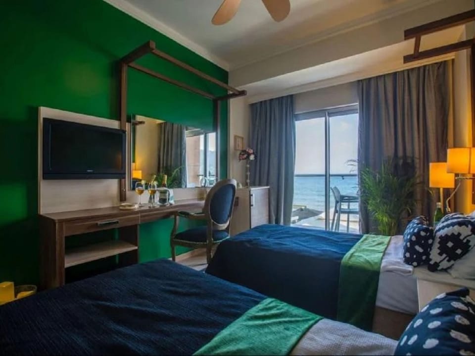 Minibar, in-room safe, soundproofing, free WiFi
