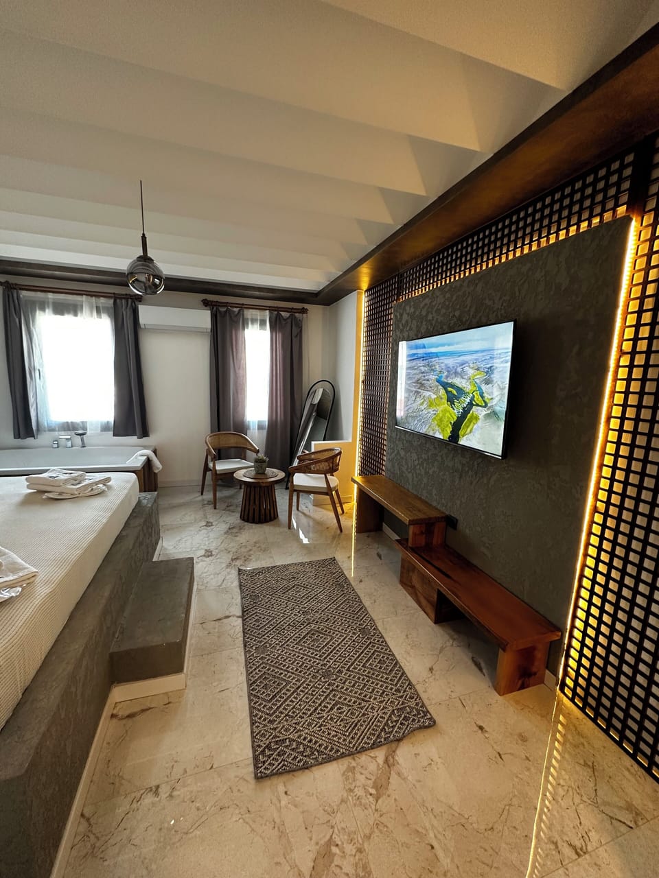 Deluxe Studio Suite | Minibar, desk, blackout drapes, free WiFi