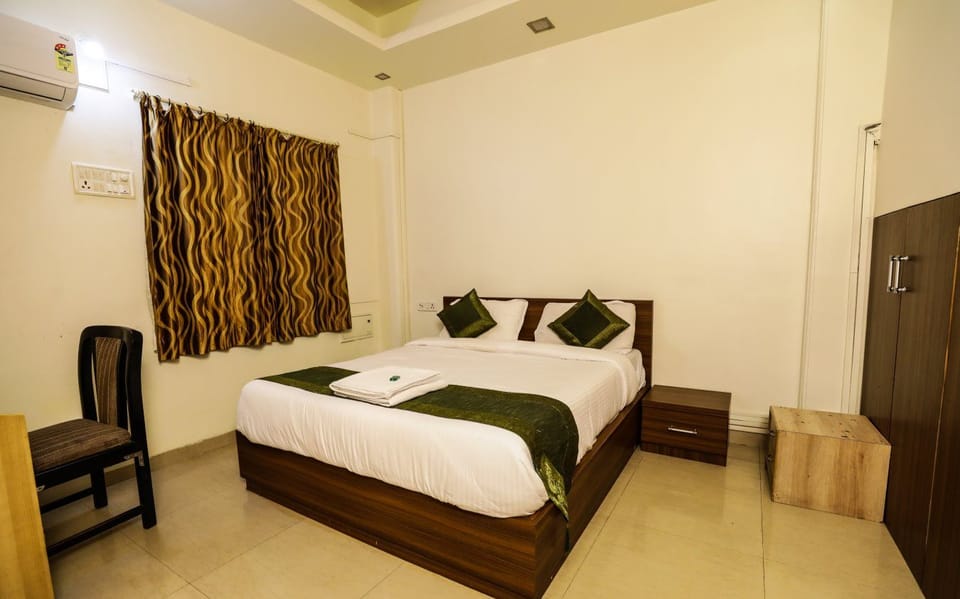 Executive Room, Smoking | 11 bedrooms, individually decorated, individually furnished, desk