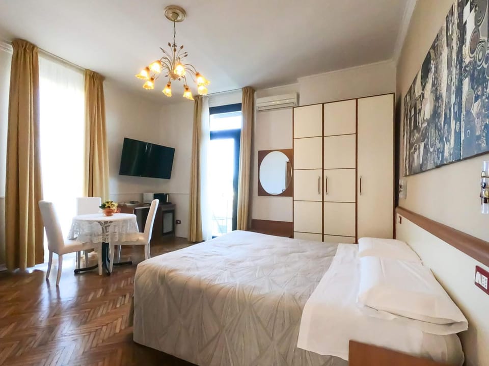 In-room safe, desk, soundproofing, free WiFi