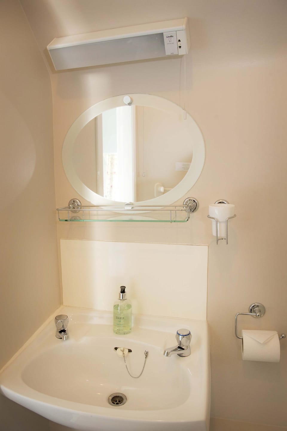 Twin Room | Bathroom | Shower, free toiletries, hair dryer, towels