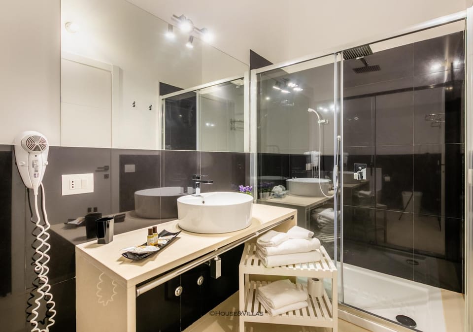 Deluxe Room | Bathroom | Shower, slippers, bidet, towels
