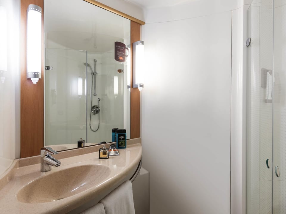 Standard Room, 2 Twin Beds | Desk, blackout drapes, iron/ironing board, free cribs/infant beds