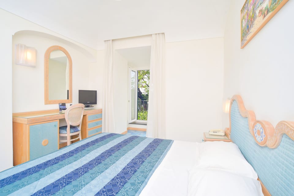 Double Standard | Premium bedding, minibar, in-room safe, desk