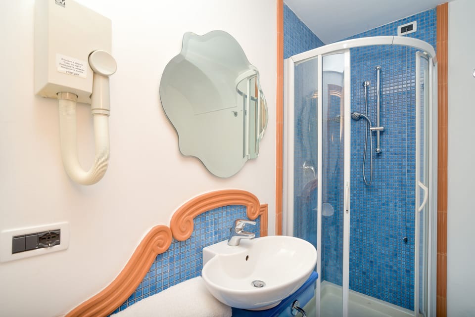 Standard Single Room | Bathroom | Shower, free toiletries, hair dryer, bathrobes