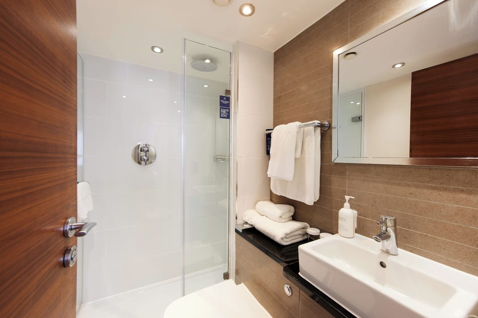 Executive Room, 1 King Bed with Sofa bed | Bathroom | Combined shower/tub, free toiletries, hair dryer, towels