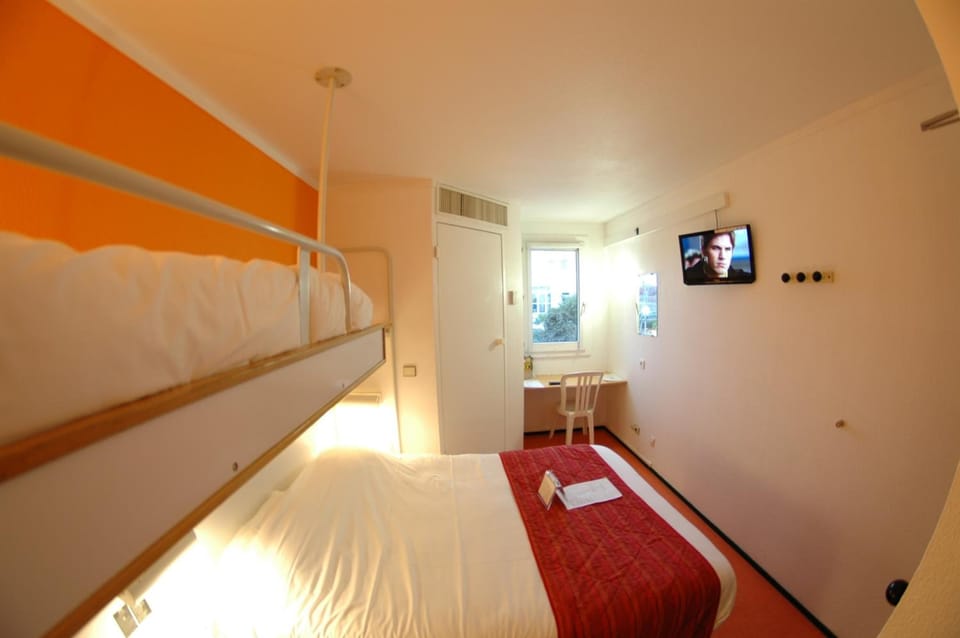 Desk, soundproofing, free cribs/infant beds, free WiFi