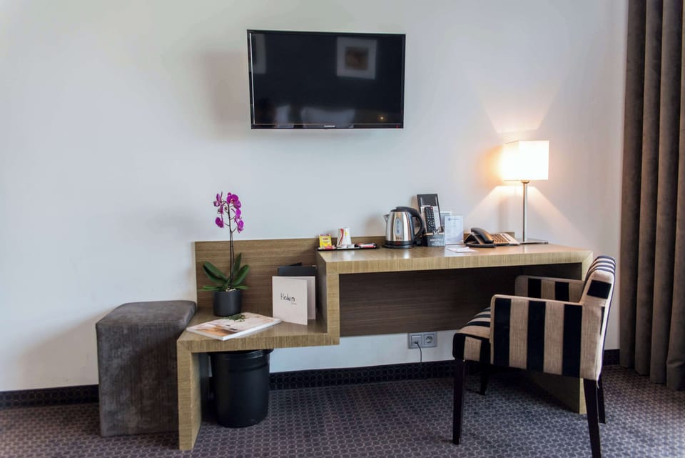 Classic Room, 1 King Bed, Non Smoking | Room amenity