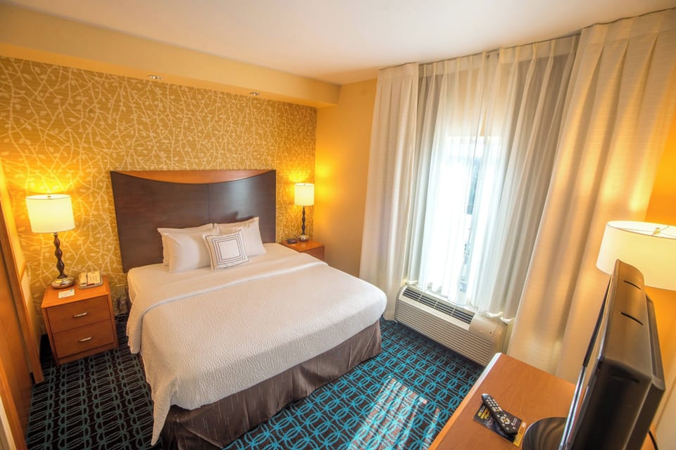 Premium bedding, desk, iron/ironing board, free WiFi