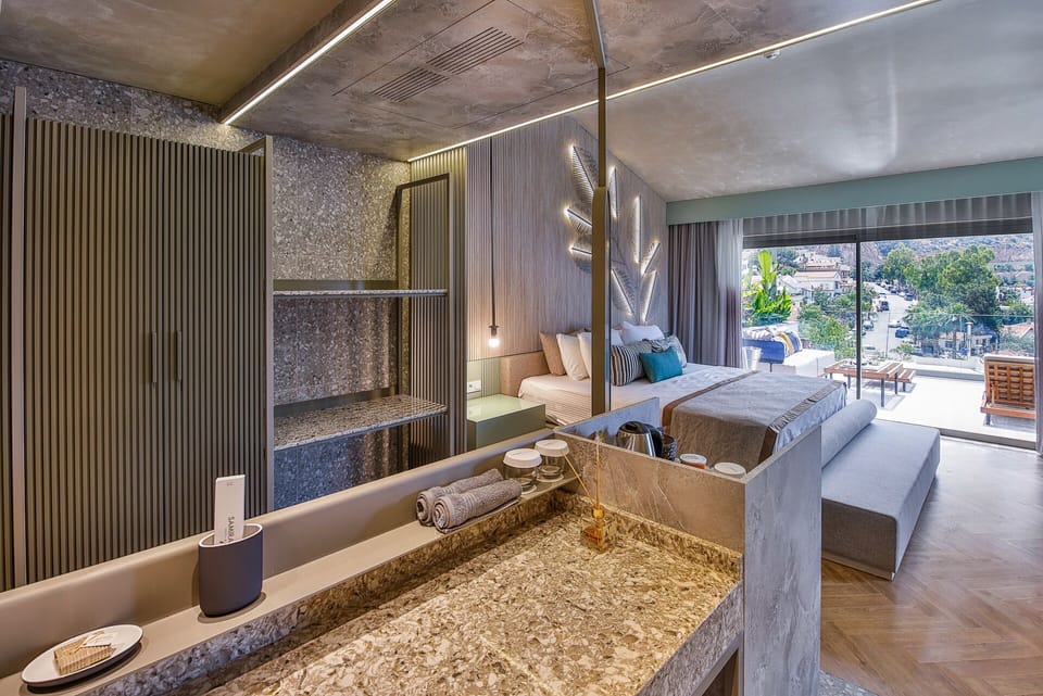 Deluxe Studio Suite, 1 King Bed, Jetted Tub | Bathroom sink