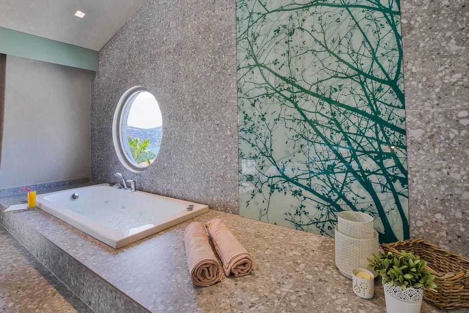 Deluxe Studio Suite, 1 King Bed, Jetted Tub | Premium bedding, down comforters, Select Comfort beds, minibar
