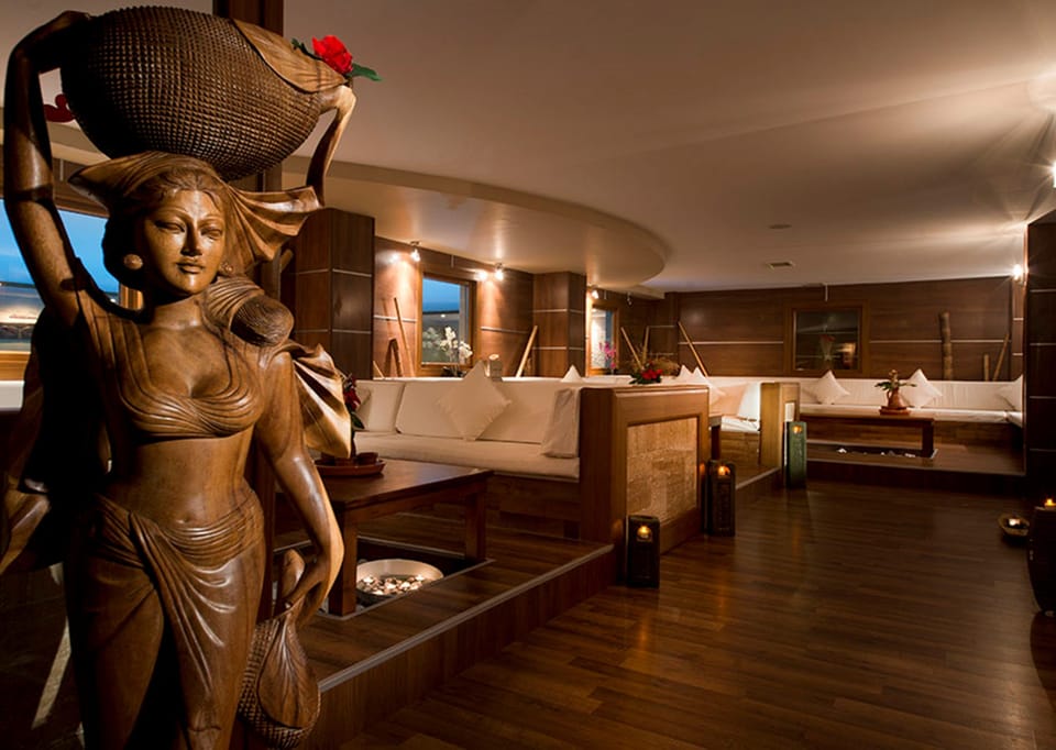 Sauna, steam room, Turkish bath, body treatments, aromatherapy